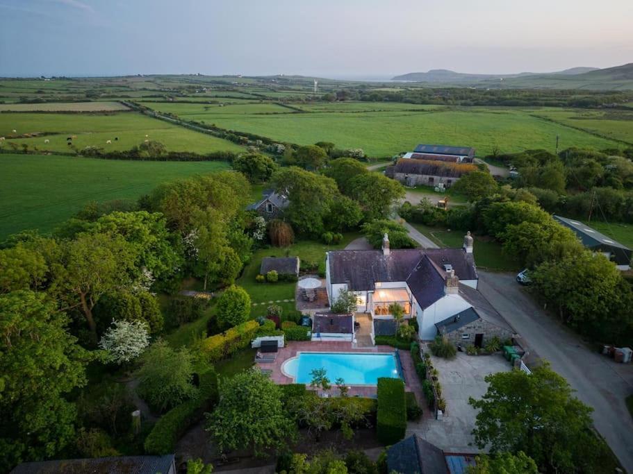 Plas Newydd With Swimming Pool, Fire Pit, And Log Fires Villa Rhiw Bagian luar foto