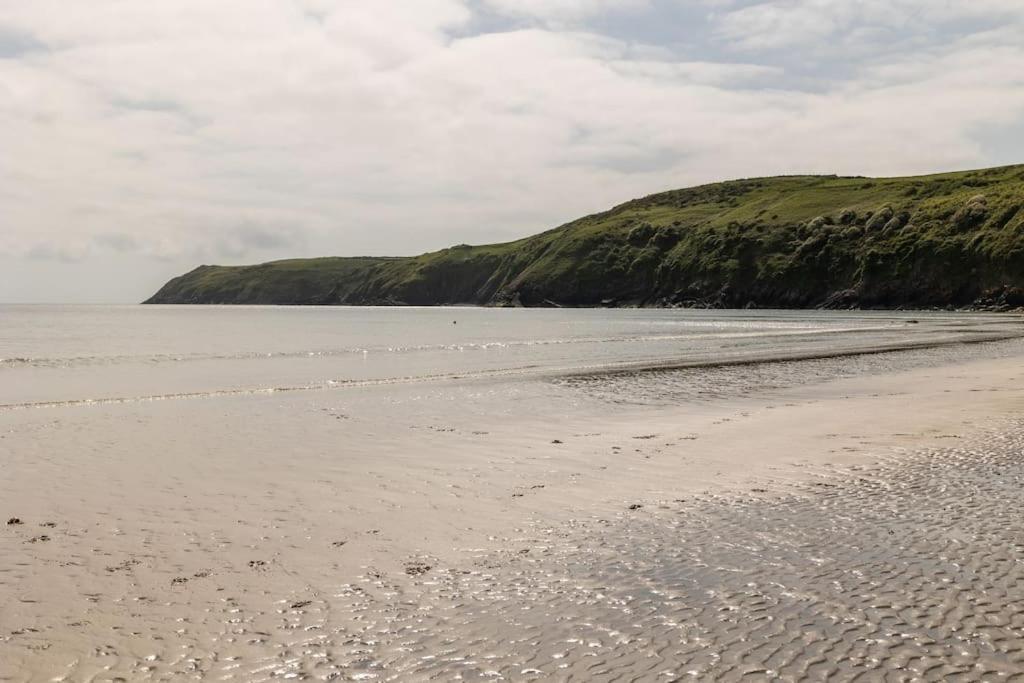 Plas Newydd With Swimming Pool, Fire Pit, And Log Fires Villa Rhiw Bagian luar foto