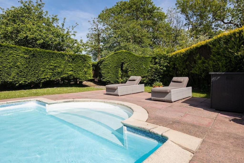 Plas Newydd With Swimming Pool, Fire Pit, And Log Fires Villa Rhiw Bagian luar foto