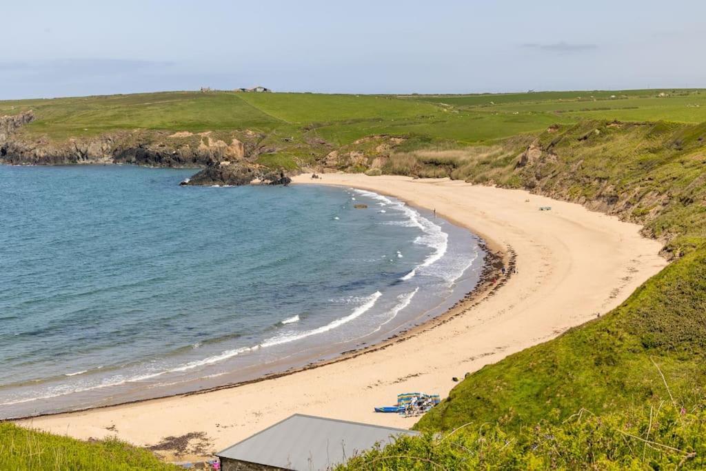 Plas Newydd With Swimming Pool, Fire Pit, And Log Fires Villa Rhiw Bagian luar foto