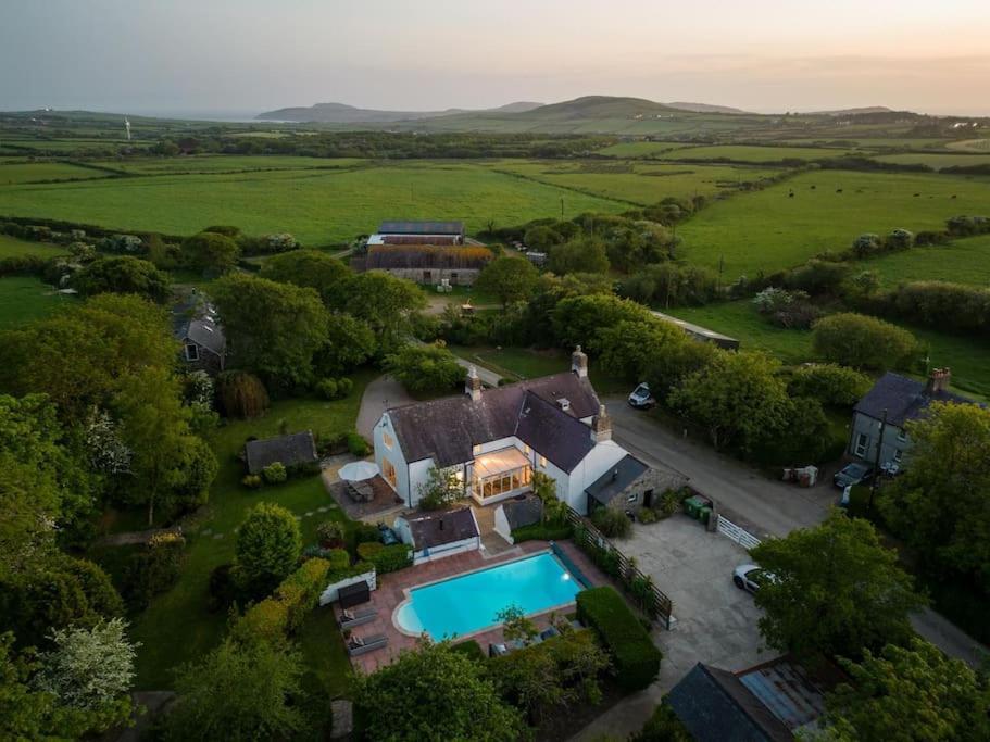 Plas Newydd With Swimming Pool, Fire Pit, And Log Fires Villa Rhiw Bagian luar foto